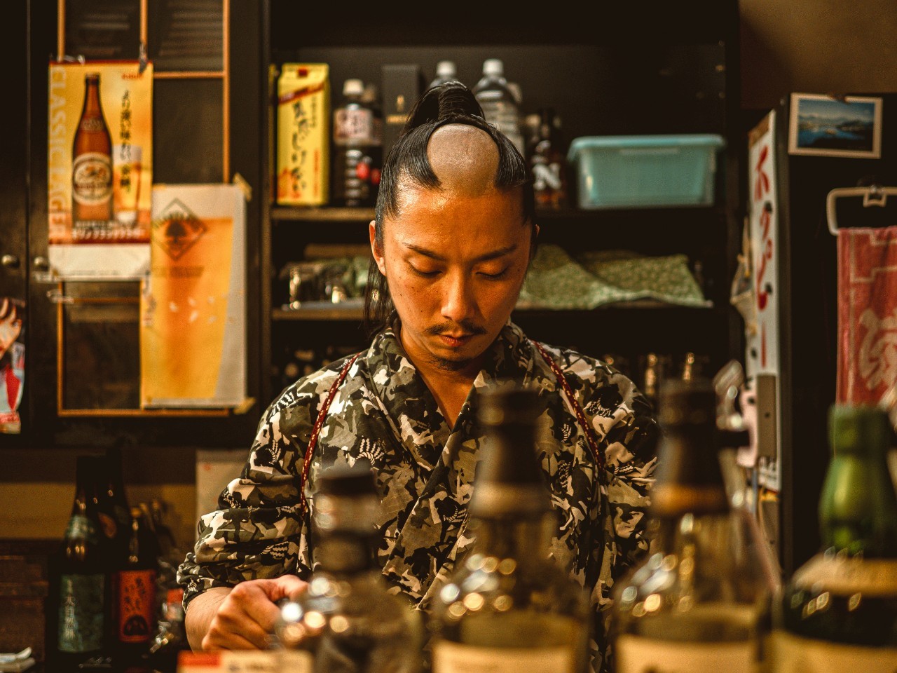 A tasteful samurai who, though quiet, happily engages in conversation and toasts! A shop with such a samurai!Exquisite okonomiyaki “Hagi Samurai” made by a samurai who genuinely shaves his pate!