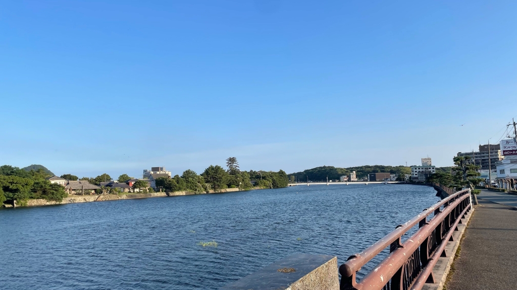 Today the sea side has a clear blue sky without a single cloud!