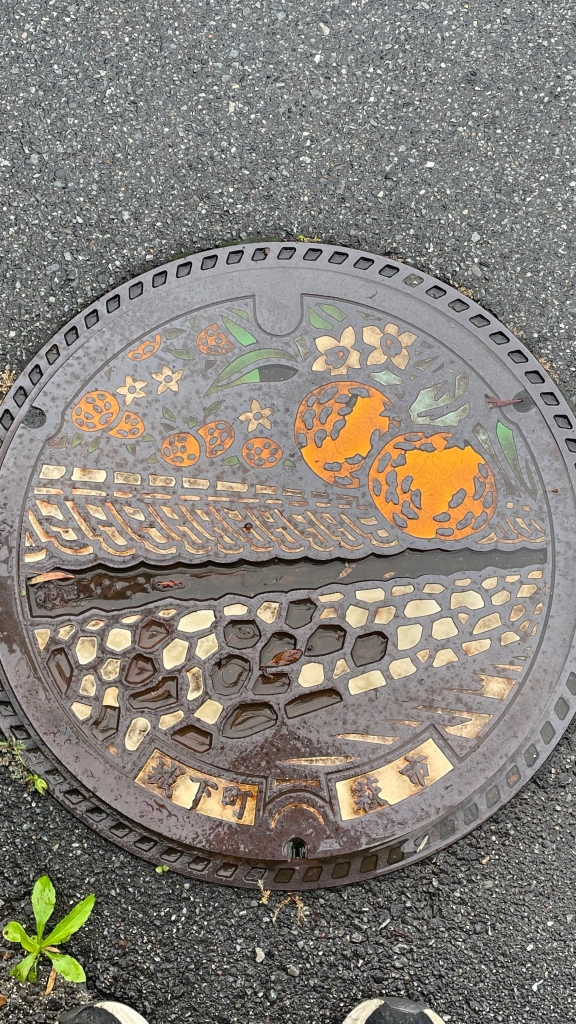 雨の中のマンホール